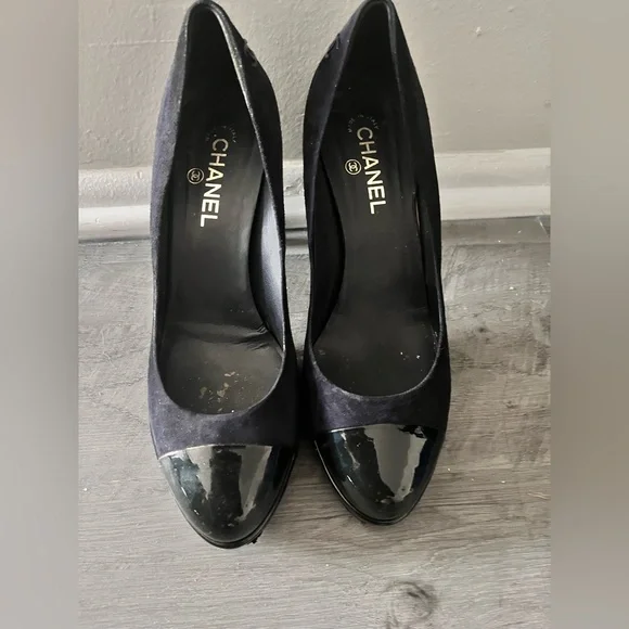 CHANEL Black Suede and Patent Leather Heels - Picture 2 of 6